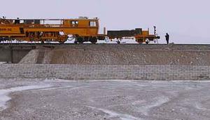 大型機械在風雪中養護青藏鐵路